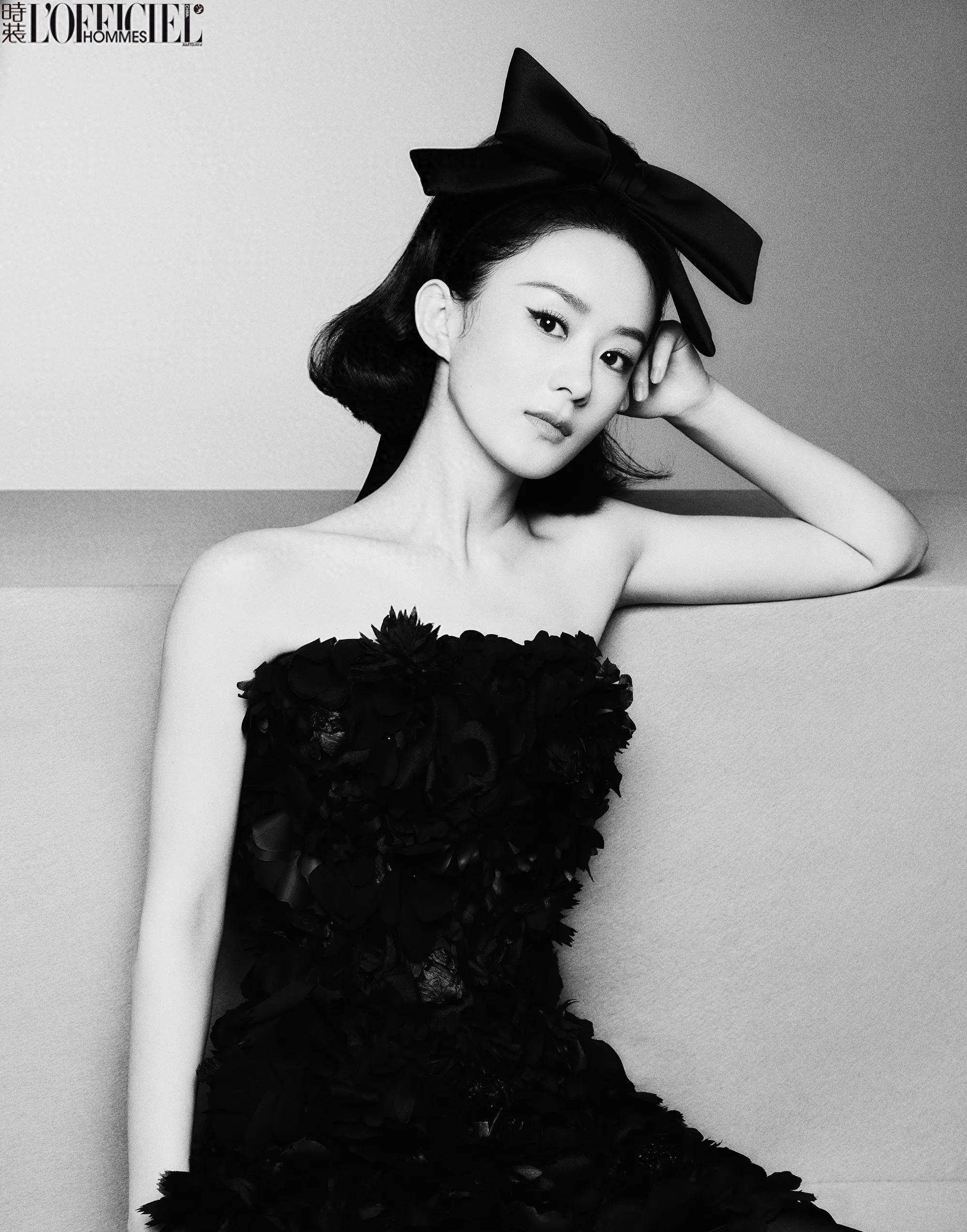 赵丽颖《时装男士》王牌封面,筒裙秀美腿,赫本般的复古风再现_黑色