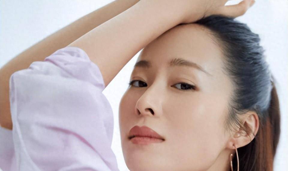 江一燕年轻漂亮,嘴巴甜,很会讨好人.