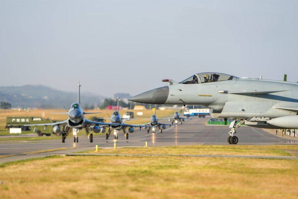 金正恩参观苏57生产线,但更适合朝鲜的,可能是另外一款战机_俄罗斯