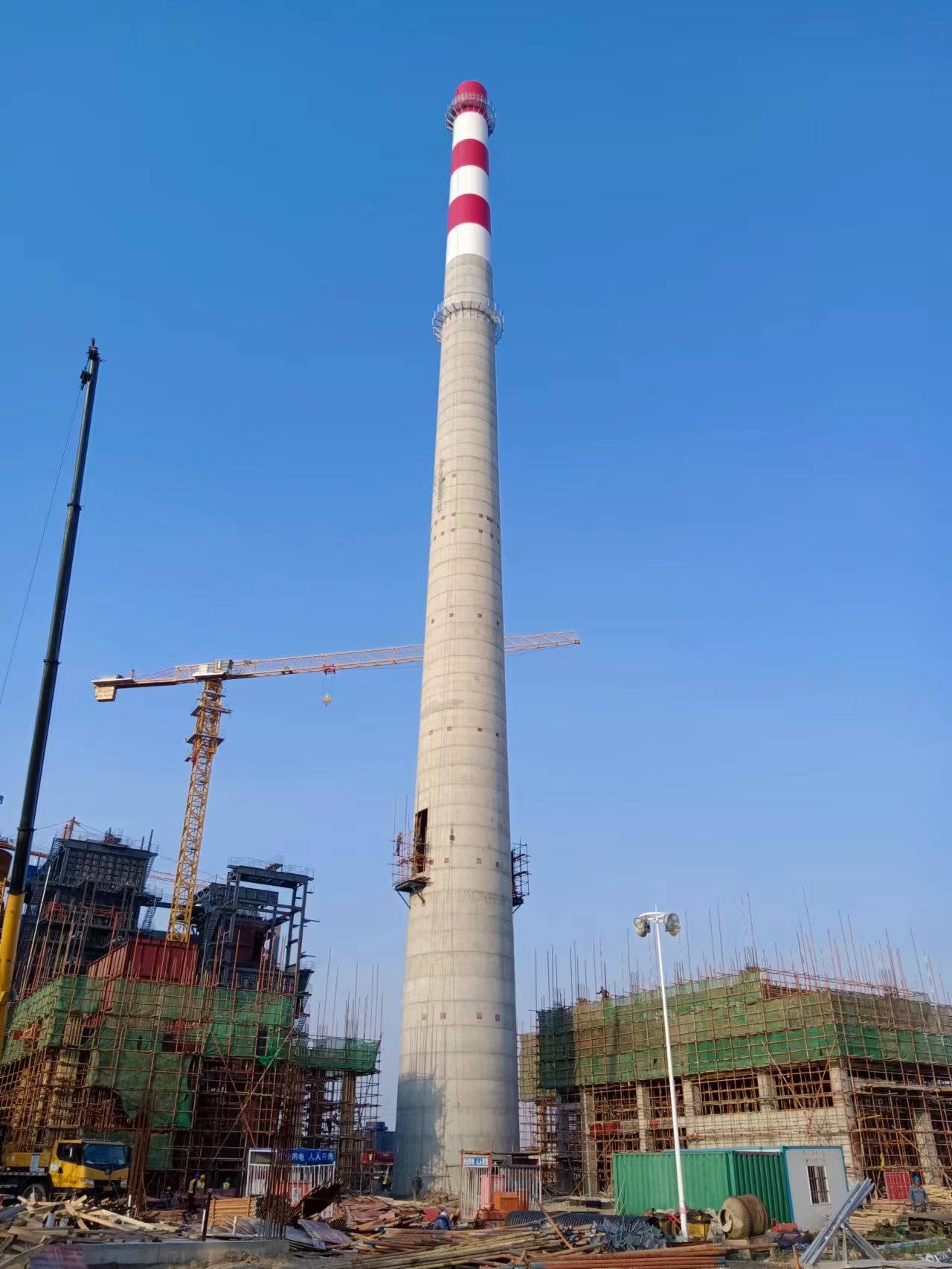 图文看看刚封顶的120米混凝土烟囱新建工程