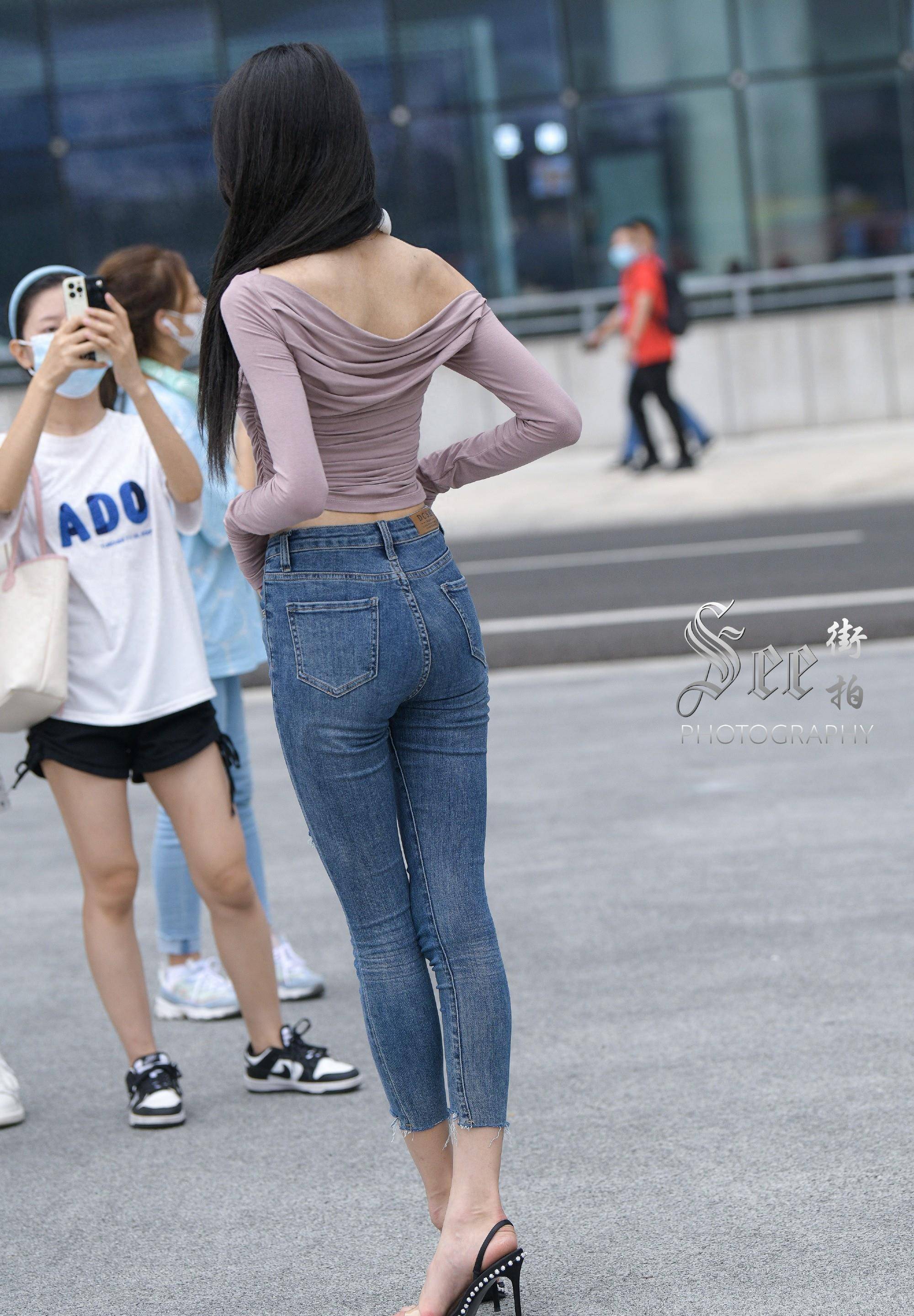 总之,身材高挑,美丽的牛仔裤穿着者,她们的外表令人印象深刻,不仅仅是