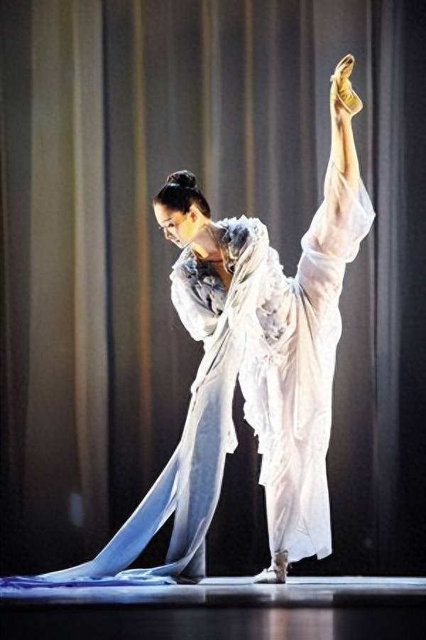 演员毕畅被赵本山养了11年,最后悔的就是嫁给了被判14年的前夫_舞蹈