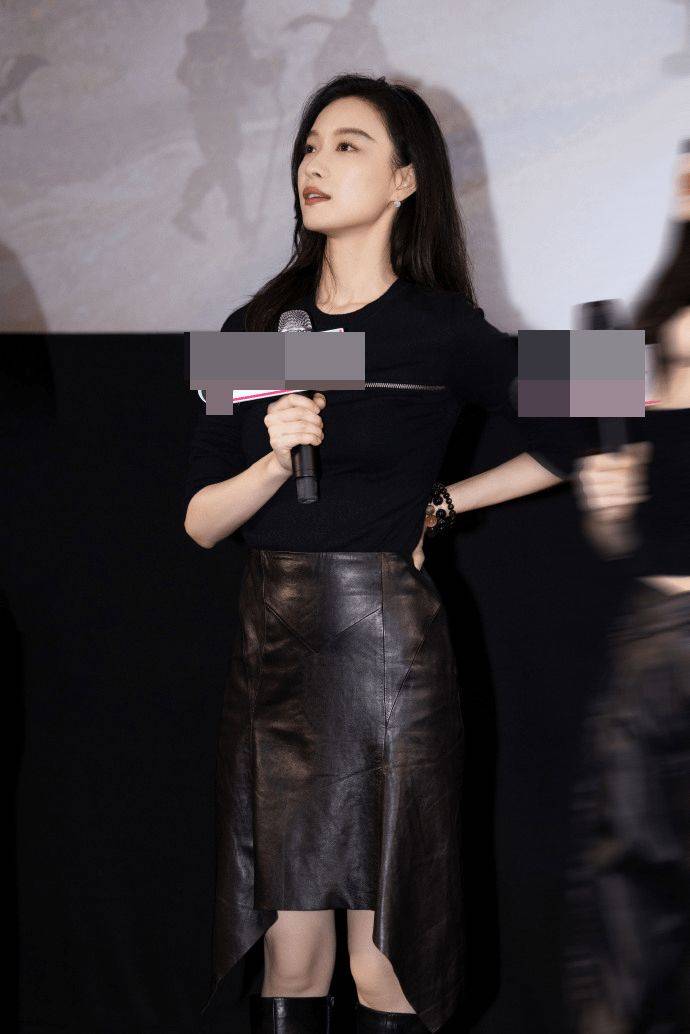 倪妮皮裙搭长靴又酷又飒头披红围巾笑容灿烂