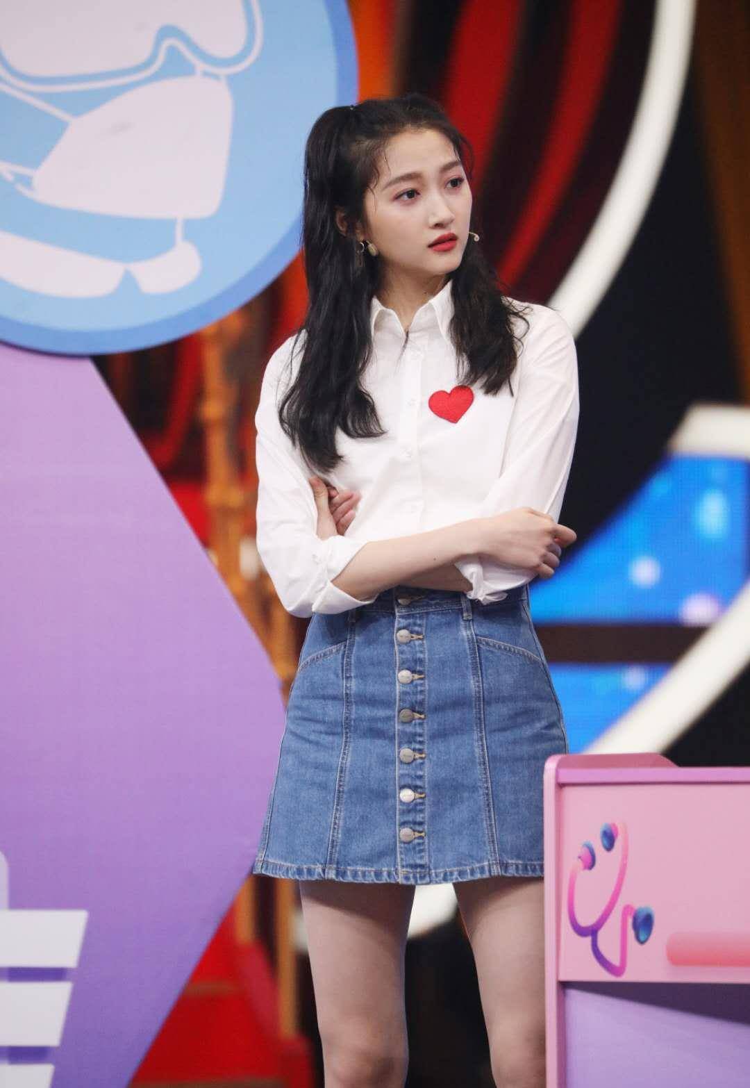 关晓彤又靠魔鬼身材出圈,时尚裤穿着都大,侧身照却显得没脖子_照片