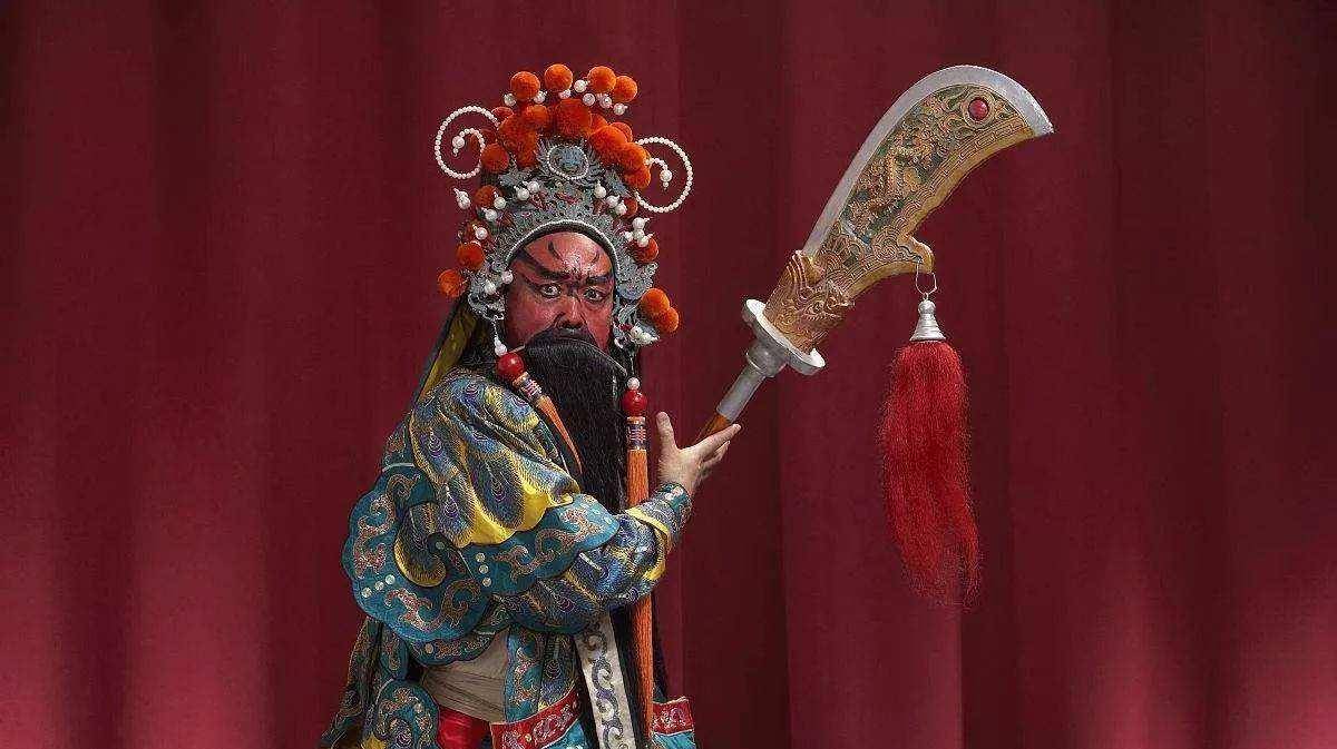 "蓝脸的窦尔敦盗御马,红脸的关公战长沙,黑脸的曹操……"这几句话出自