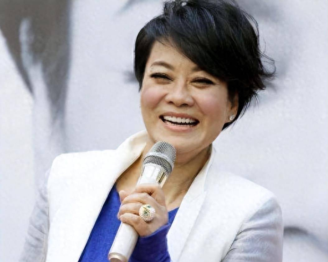 她因参与创作歌曲《亚运之光》而一炮而红,瞬间走红,名声大噪.