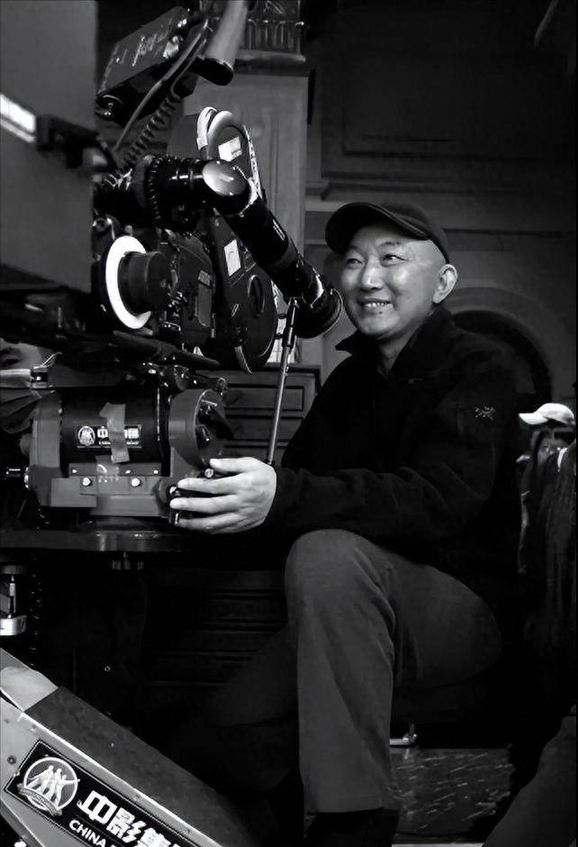 让星爷零片酬讨角色,"内娱教父"韩三平是何背景_周星驰_向华强_向家