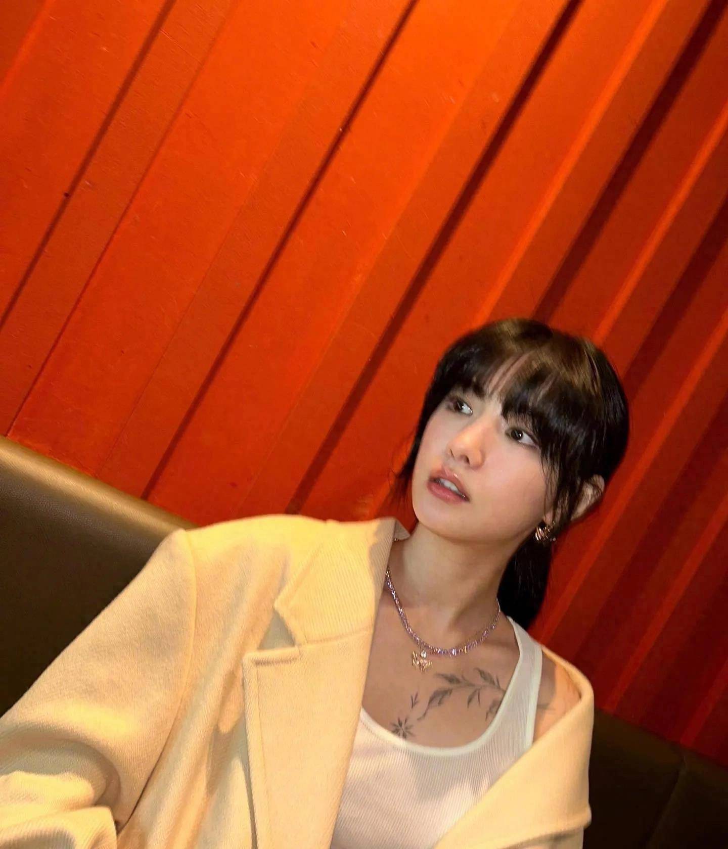 林珍娜好美啊,鹅黄色廓形大衣大气利落,黄金比例身材好抢眼!