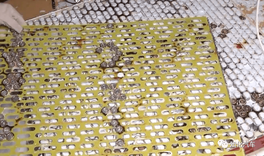 powerwall2的对外接口和汇流排连接很熟悉的模组