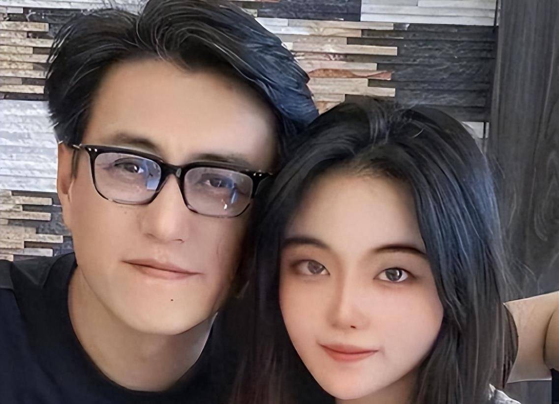 原来她是靳东的亲妹妹,难怪她这么受欢迎,网友:她骗了我们41年_靳婷