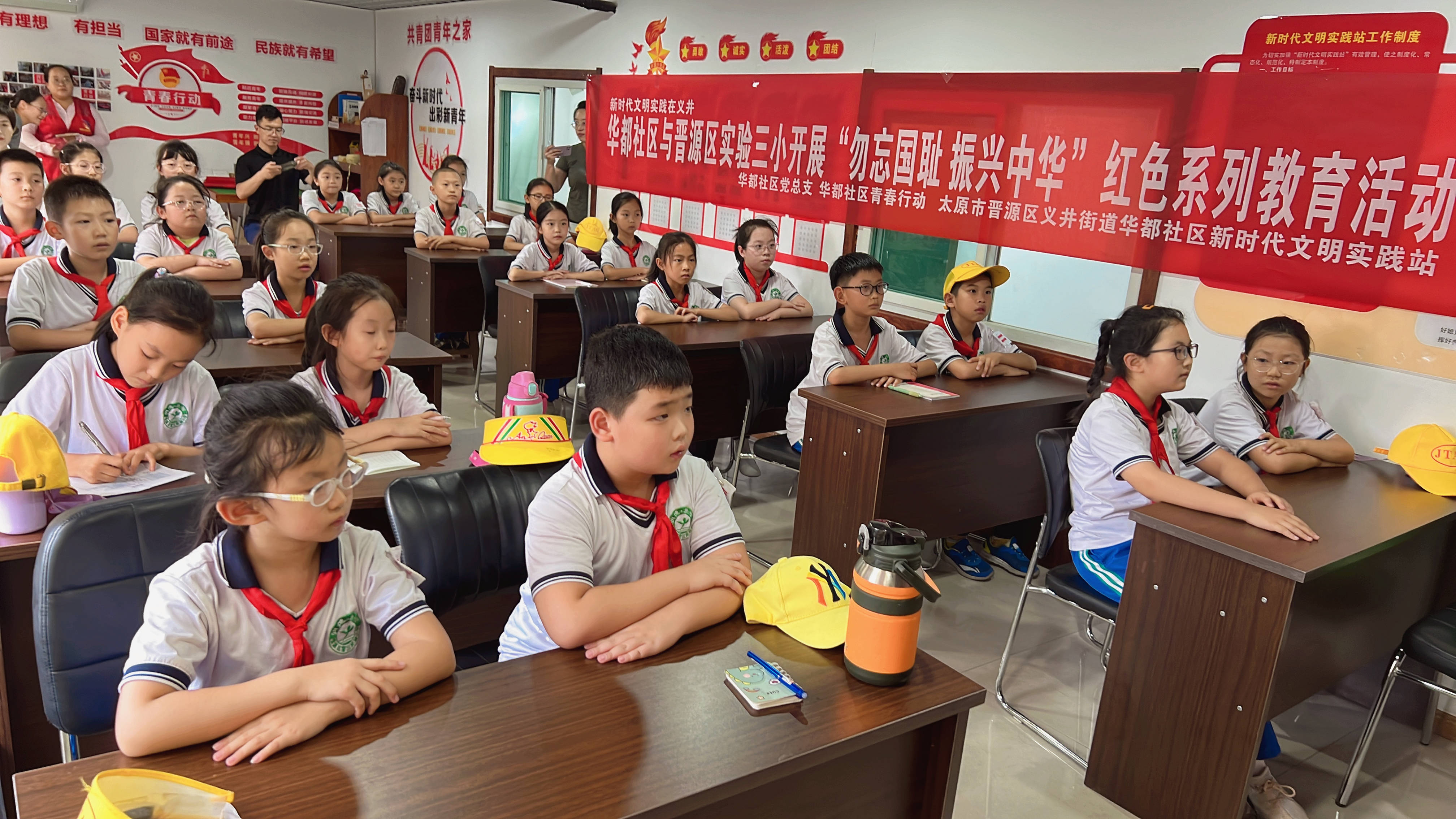 胡泽民出生于1943年,于1961年入伍至炮兵第十五师,历任报务员,打字员