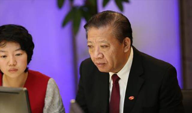 黑龙江富豪婚内爱上女秘书,63岁生双胞胎私生子,甩9亿给妻离婚_关彦斌