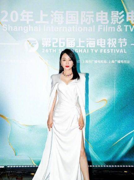 马伊琍抹胸裙性感梅婷保守,闫妮斗篷裙霸气了_的设计_秦海璐_刺绣