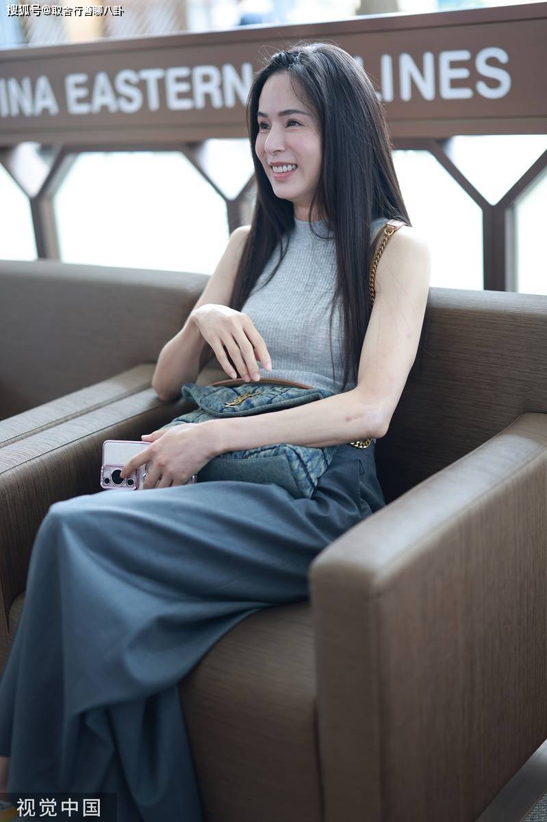 李若彤现身机场,穿紧身针织衫身姿窈窕,走路生风活力满满_角色_照片