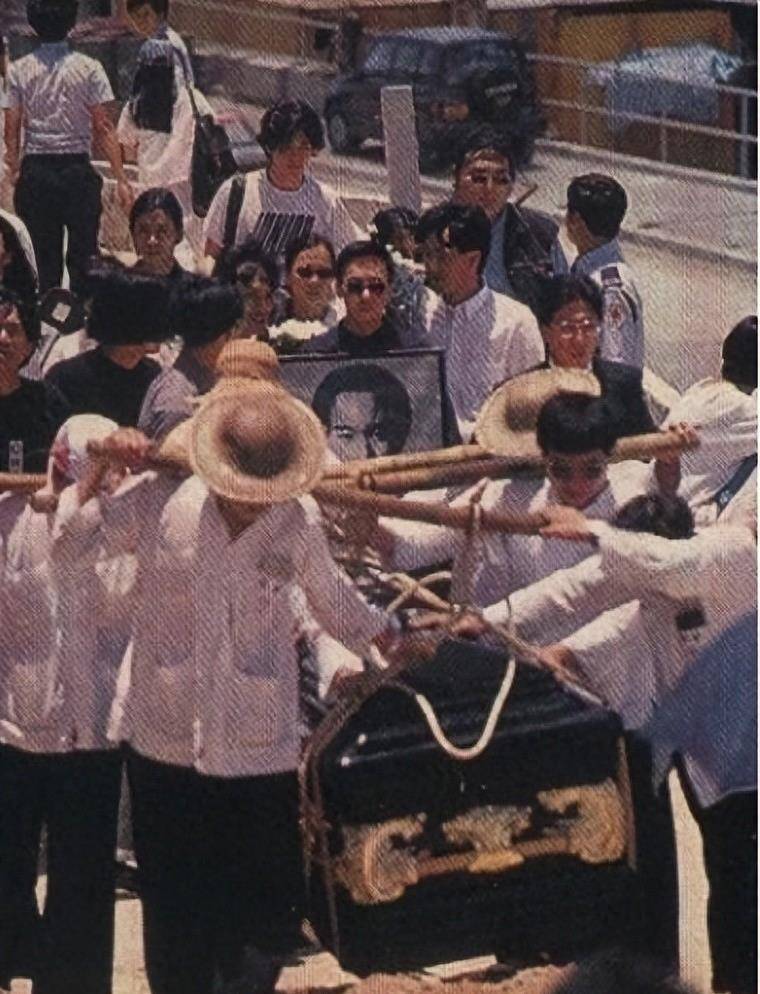 警车开道30万人送行,水晶棺顶常人20年收入,5位明星葬礼真顶级_邓丽君