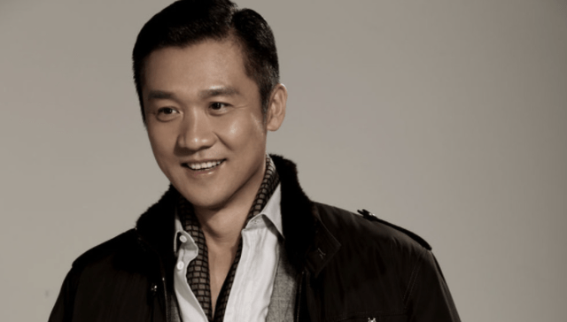 黄志忠和前妻办理了分手,他的儿子却跑了过来,不忍告诉他真相