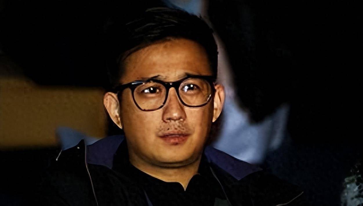 和女大学生睡觉?当众"擦"美女屁股?黄磊的"文学"形象崩塌了吗?