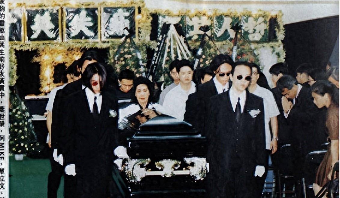 黄家强,黄贯中,叶世荣等8人抬着黄家驹的灵柩;7月5日,黄家驹遗体运回