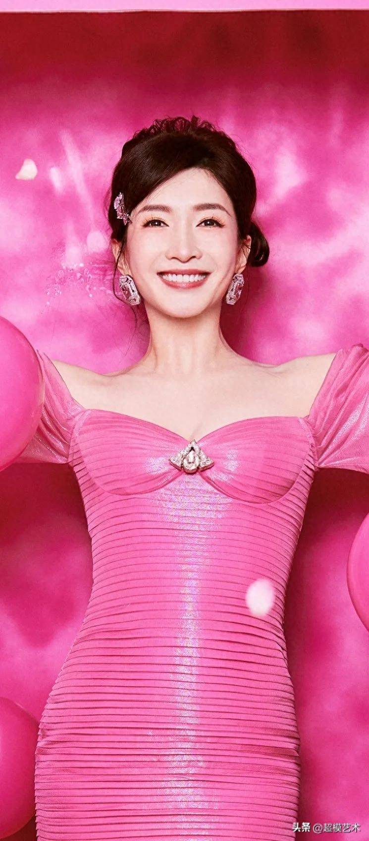 江疏影时尚写真图露肩抹身材芭比粉连衣裙,浪漫梦幻,摩登时髦_粉色