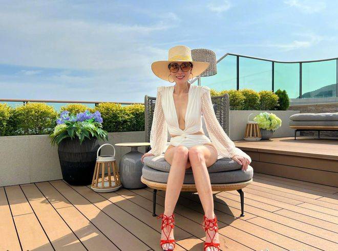 53岁李嘉欣真实面貌曝光,一个月200万零花钱也挡不住"树根颈"_许晋亨