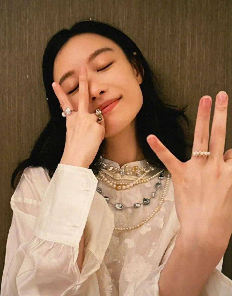 配件|倪妮用实力证明了自己就是传说中的珠珠女孩_珍珠_衬衫_时尚