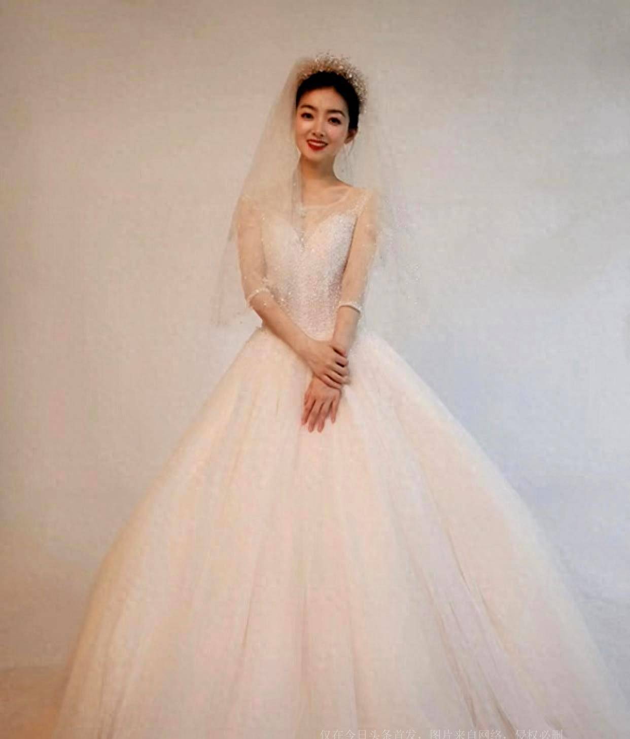 恭喜36岁央视主持人官宣结婚,新郎是谁,晒绝美婚纱照,美若天仙_王京