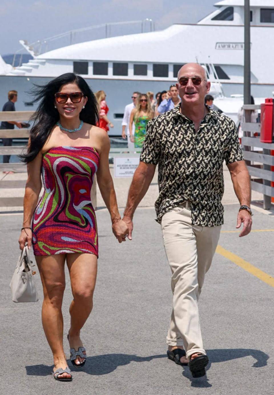 比尔·盖茨现身贝索斯的大游艇,和邓文迪热聊,他的60岁女友更美_保拉