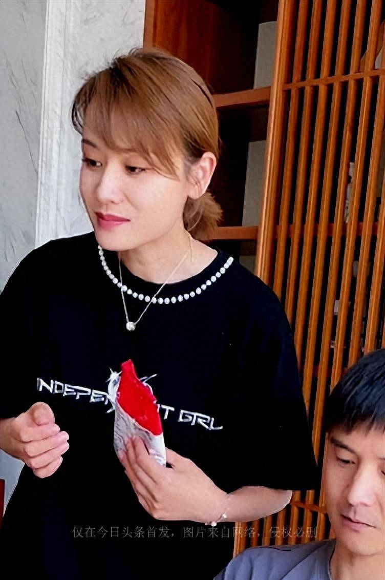 叶一茜田亮豪宅里秀恩爱亲手喂糖显亲密,田亮把糖吐出不给面子_互动