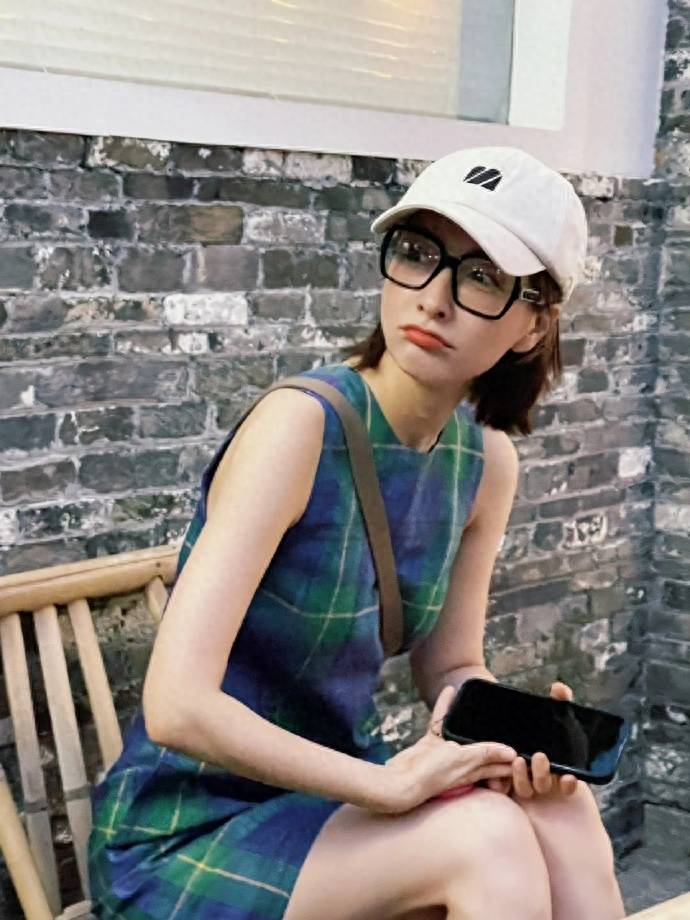 吴昕街头40岁年龄穿成25岁,穿无袖格子英伦裙戴棒球帽,嘟嘴卖萌_时尚