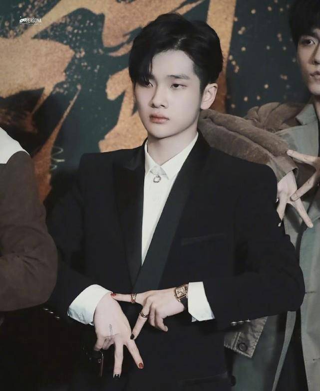 黄子韬再做新美甲发照炫耀,首晒美甲细节照,我被小拇指美甲设计感动