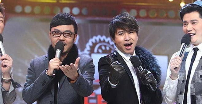 现身街头,抱柱子打电话女友人劝解,走路踉跄险撞车_妻子_罗志祥_恋情