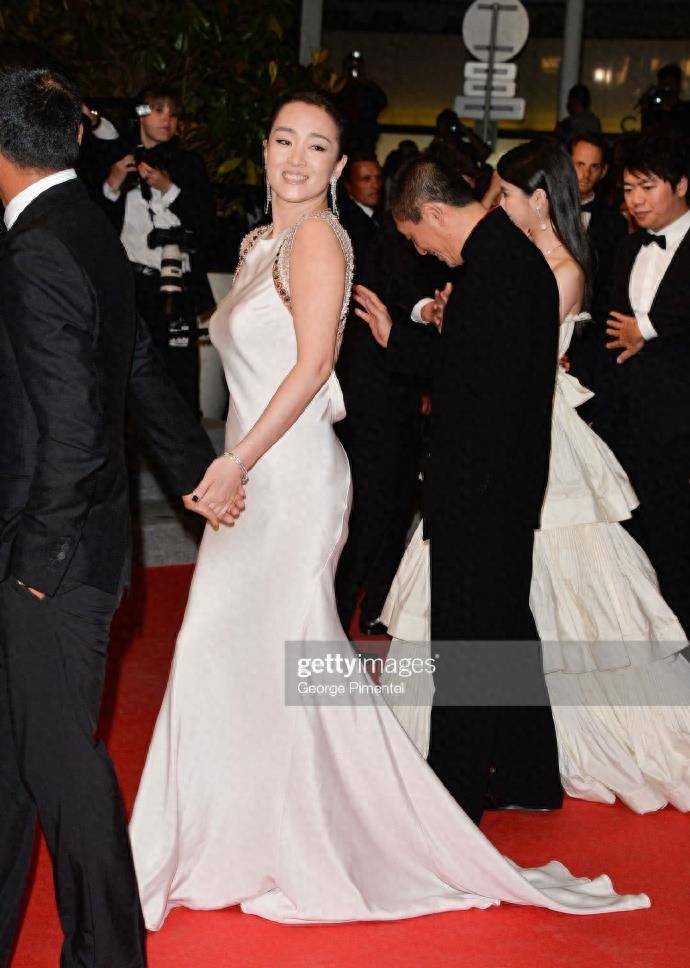 看完这些照片,我终于明白为什么巩俐可以被称为"戛纳王牌"了_造型_设