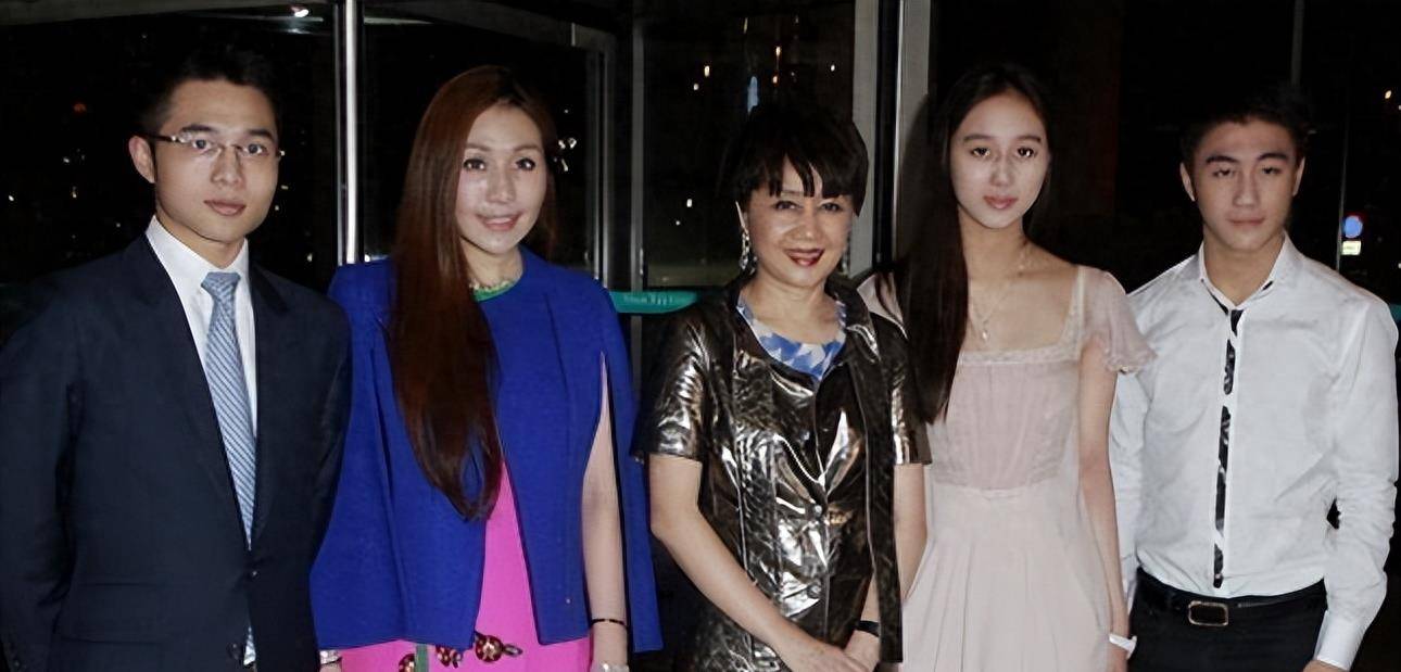 霍启山与何超欣婚姻被曝光,三代之差遭质疑,三大因素注定霍家不是易进