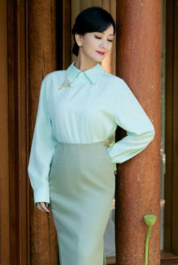 赵雅芝亲身示范:女人上了年纪,衣穿花,发烫卷,反而更优雅迷人_视觉_时