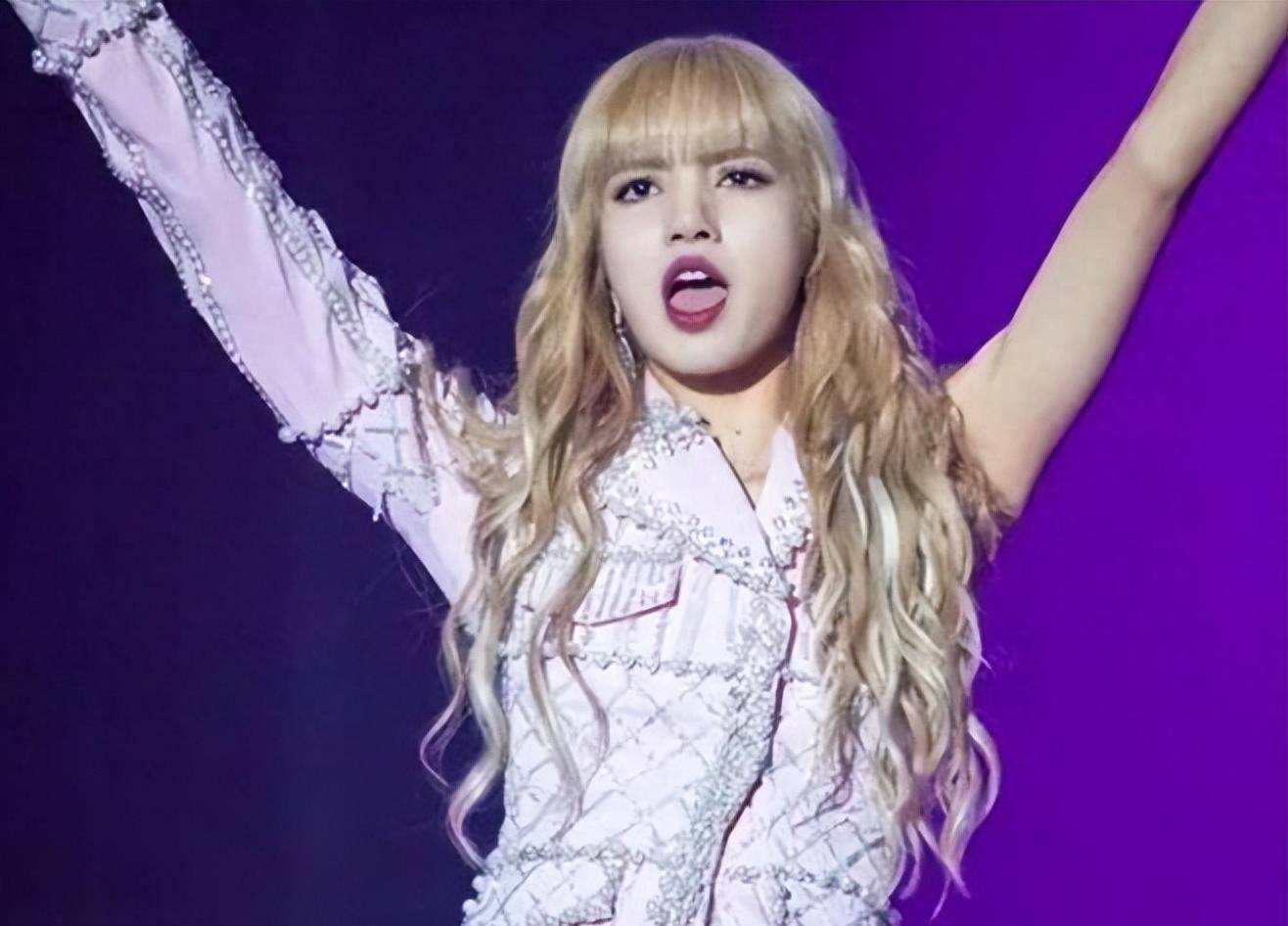 lisa演唱会现场捂嘴哭泣,背后原因引不适议:还是后悔参加疯马秀_lisa