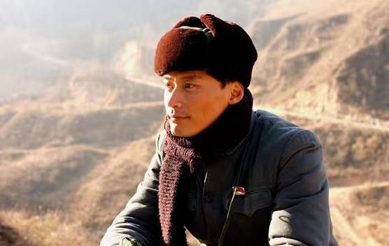 1970年,姑娘掏1角钱帮19岁知青买药,保住手臂,40