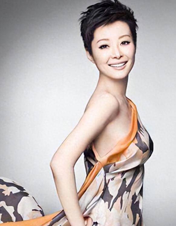 袁立现在"疯了",当年的她可是顶级美女,性感身材太惊人了_袁莉_胸部