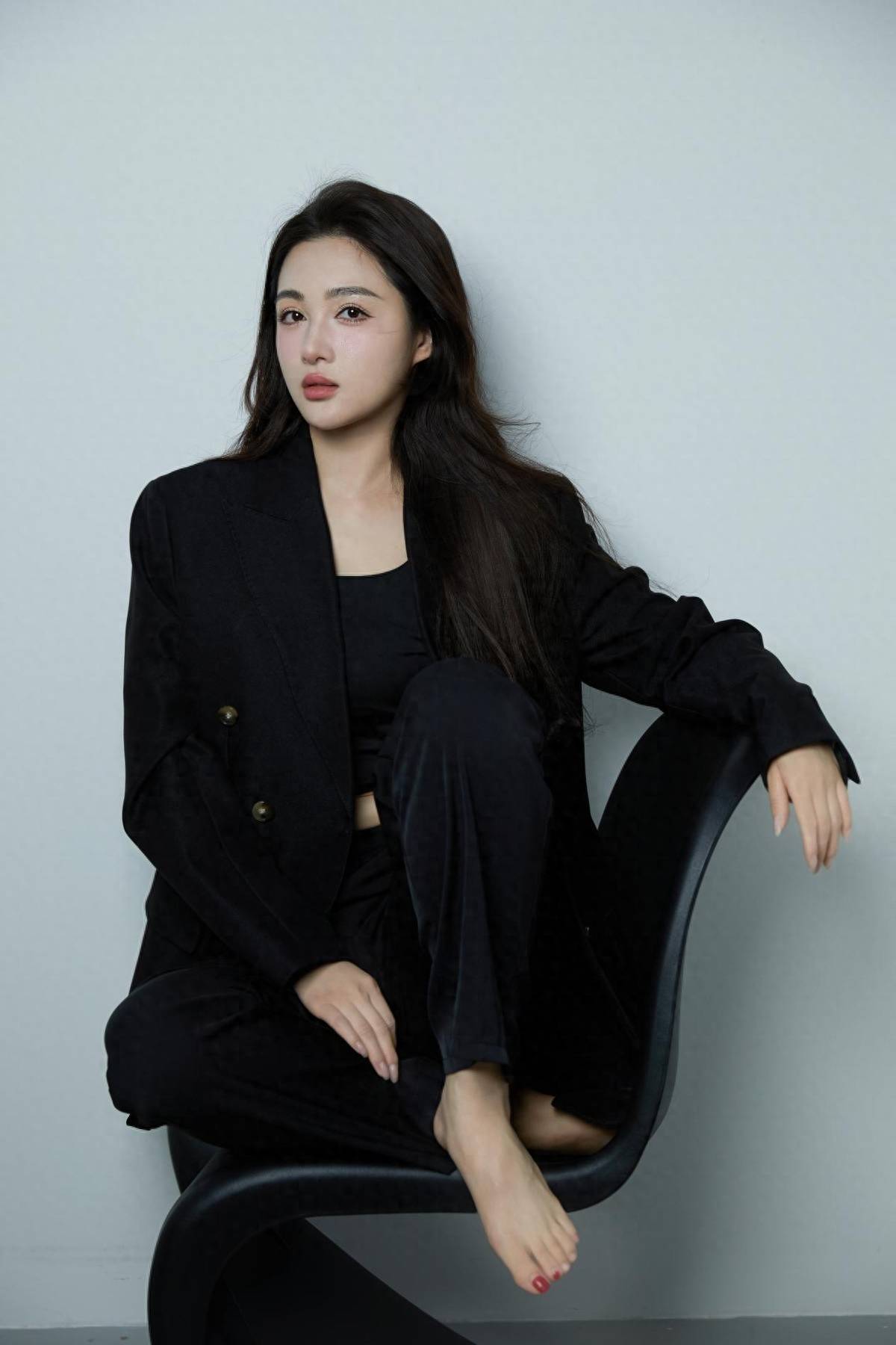 她的上一部古装作品还是在《小女霓裳》里饰演反派女二颜文秀