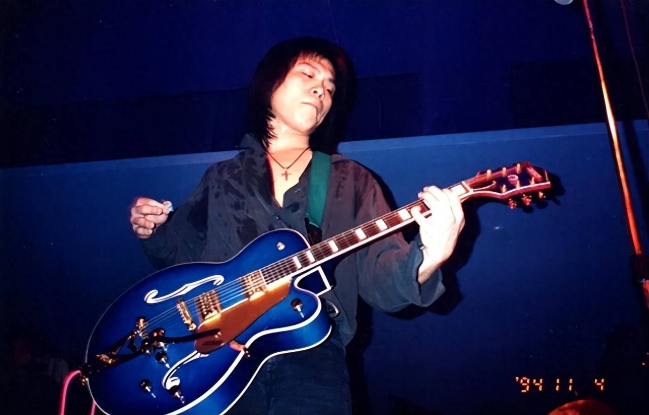 伍佰成名太久,早忘记自己一贫如洗,借钱也买吉他的日子_生活_专辑