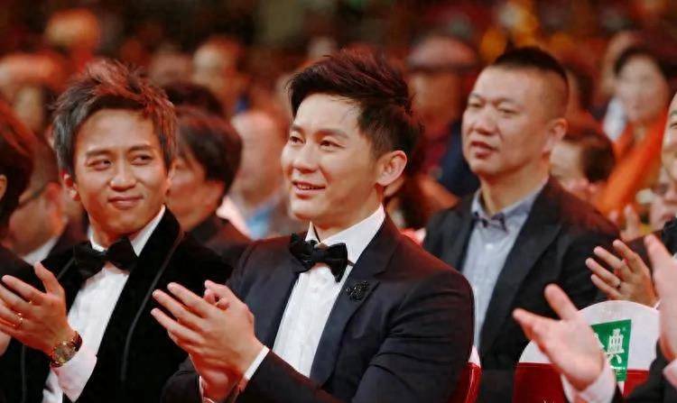 传李晨与闫妮疑似在一起,7岁年龄差成为讨论焦点_照片_关系_发展