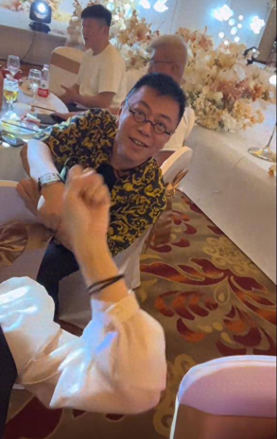 辽宁卫视当家节目《说天下》的主持人老杨——杨悦也参加了婚宴