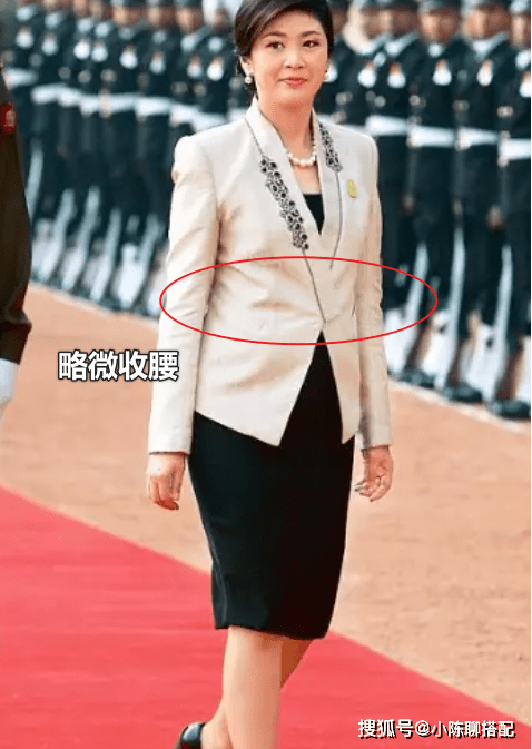 英拉不愧是真名媛:衣合而不紧,出门穿金戴银,一身干净更耐看_首饰