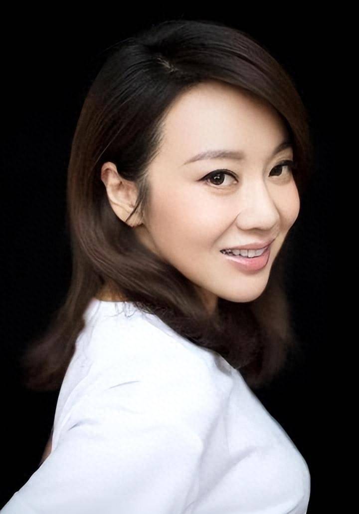 近日,52岁闫妮突然宣布与45岁李晨的恋情,令人意外_感情_事业_经历