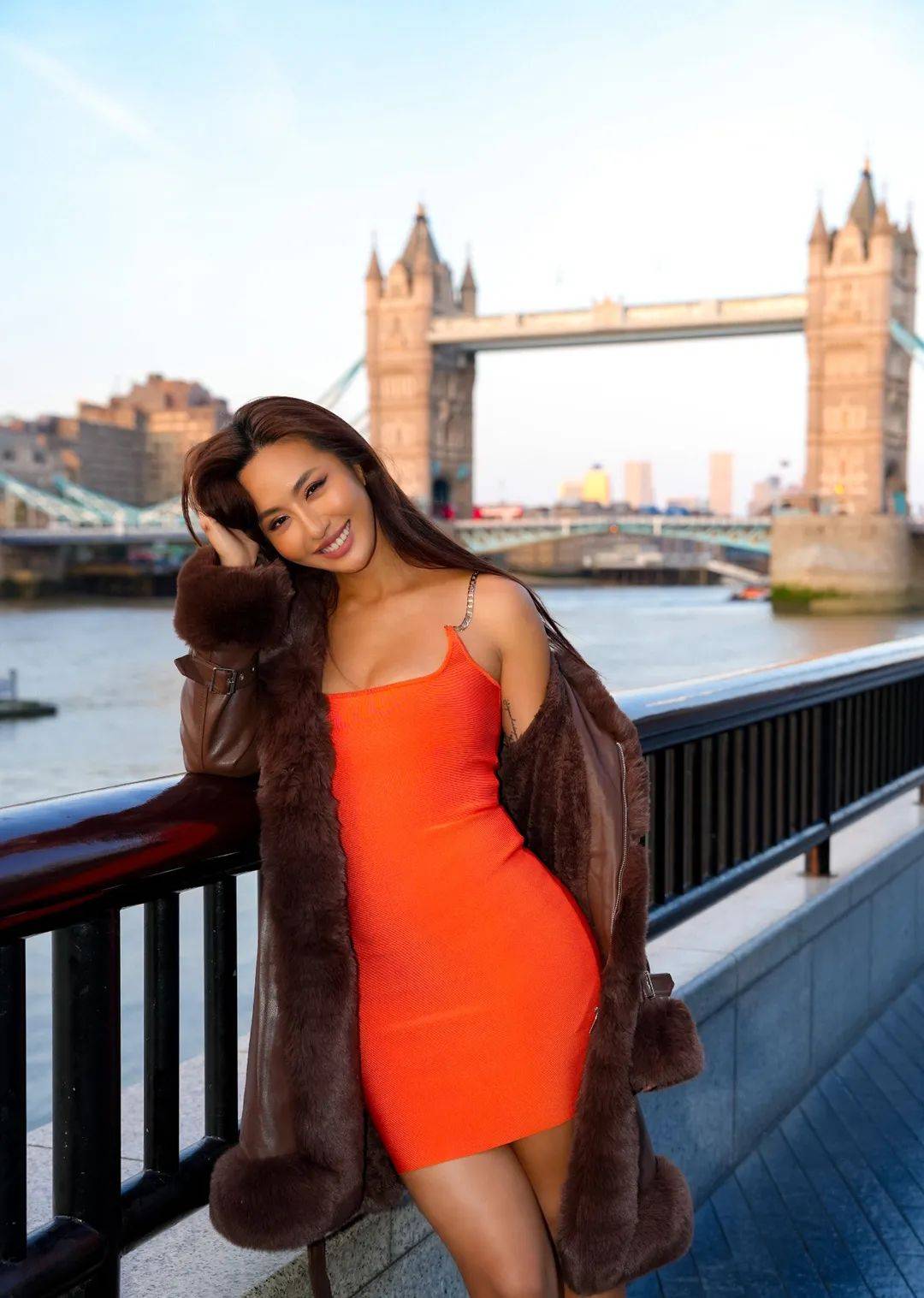 30亿身价性感女星蜗居15㎡房子,满床姨妈血,用尿杯上厕所_蔷蔷_节目