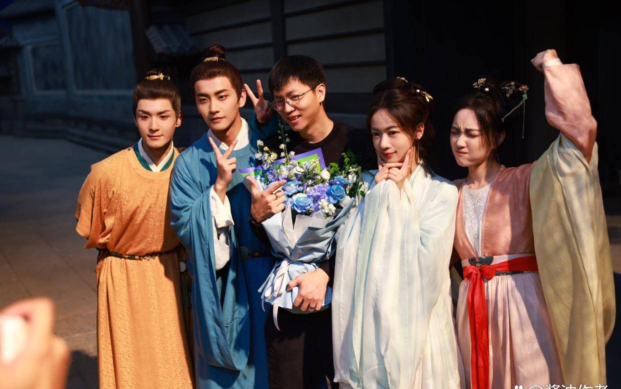 于正后面出的电视剧基本上阵容都是非常强大的,把半个娱乐圈都搬出来