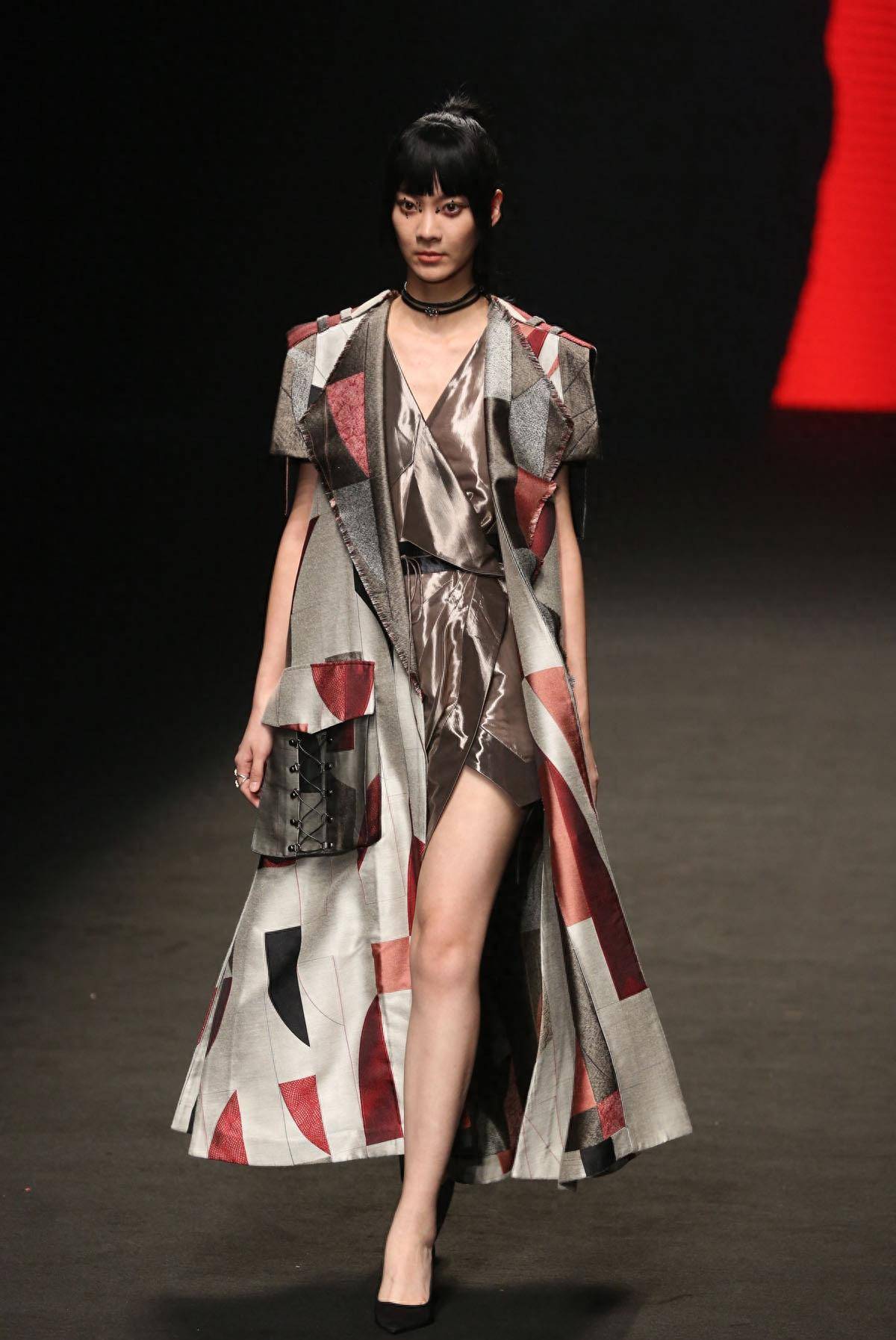 直视中国国际时装周秀场,王紫菲ss24系列新闻发布会在京举行_朋克