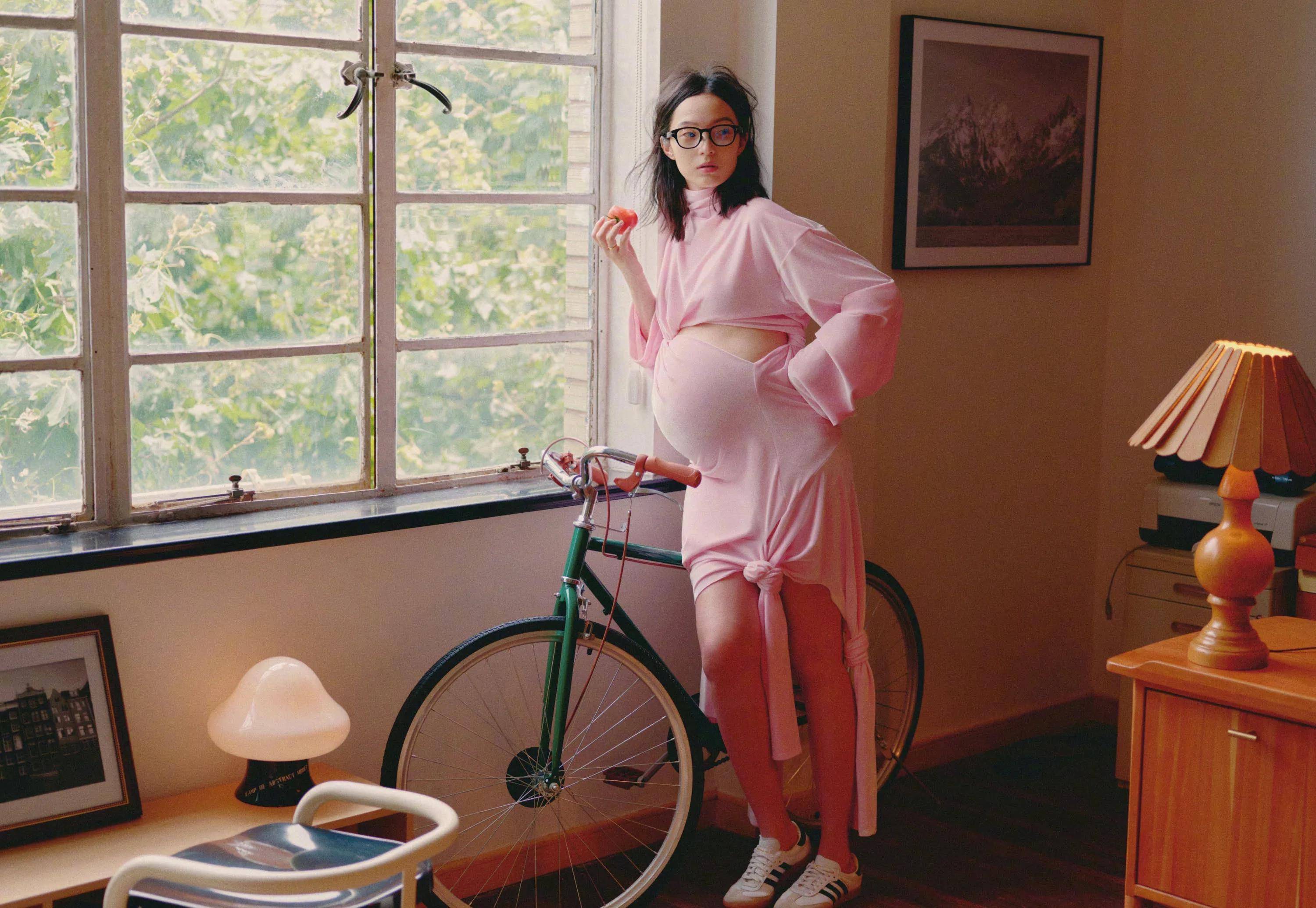 "维密超模"雎晓雯登芭莎十月封面,挺孕肚秀美腿,依然性感!