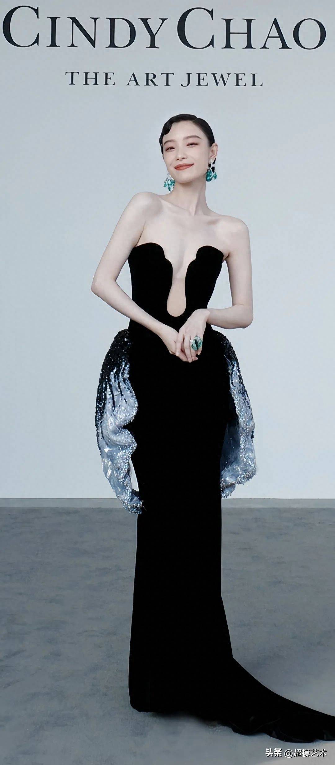 倪妮身穿素希小姐的黑色丝绒连衣裙,优雅亮亮相上海cindychao高级珠宝