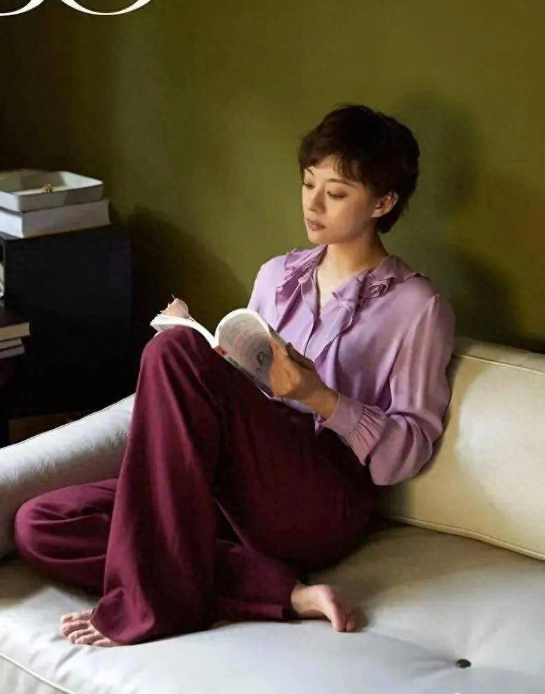 系着紧身吊带秀身材,腰部镂空,皮肤白得发光_时尚_魅力