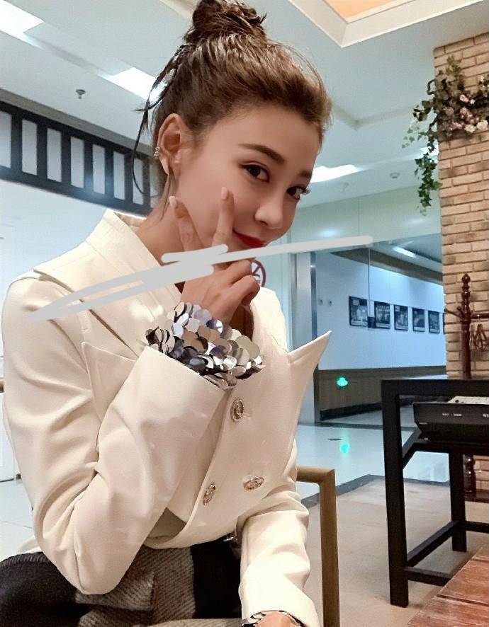 曹云金前妻唐菀晒照,穿紧身衣打扮精致,离婚8个月终于走出阴霾_唐婉